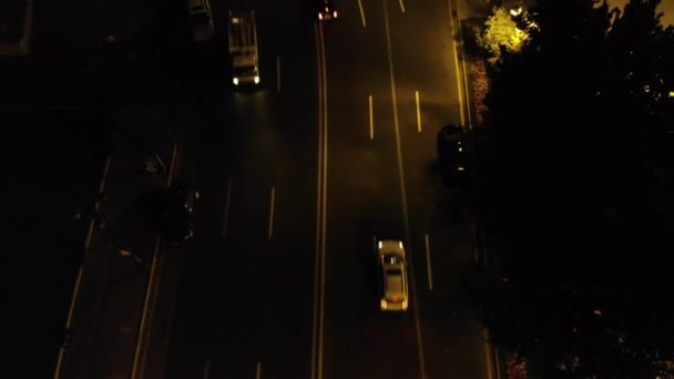 Flygfoto över staden vägen upplyst på natten. Vertikal fotografering — Stockvideo