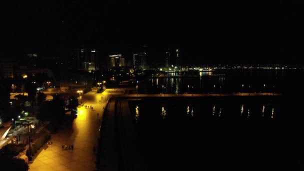 4k Hermoso paseo marítimo iluminado por la noche. Vista aérea — Vídeo de stock