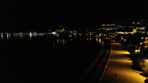 4k die beleuchtete Promenade in der Nacht. Luftbild — Stockvideo