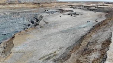 Operasyon bir endüstriyel demir cevheri ocağı 4 k hava video süreci