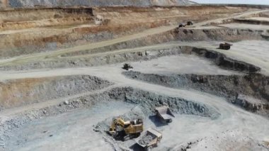 Operasyon bir endüstriyel demir cevheri ocağı 4 k hava video süreci