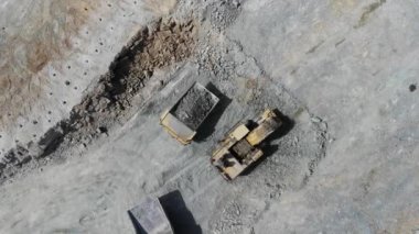 quarried bir taş ocağı bir kamyonetin içine demir cevheri yükleme yakın çekim bir damperli kamyon 4 k havadan görünümü