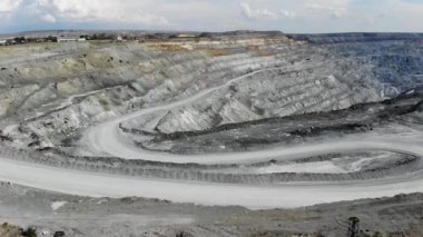 Demir cevherinin çıkarılması için büyük sanayi ocağı hava görünümünü. 4k video