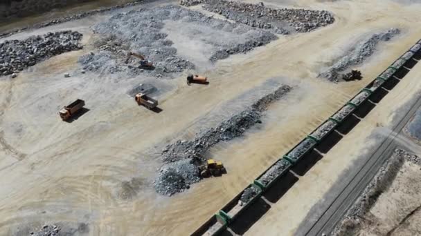 4kAir processo de vídeo de operação de uma pedreira de minério de ferro industrial — Vídeo de Stock