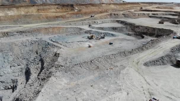 4k Grabación aérea de video de camiones que transportan mineral de hierro. Proceso de trabajo de una carrera industrial de mineral de hierro — Vídeo de stock