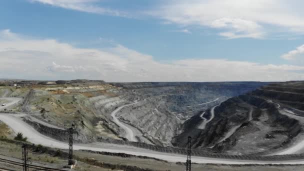 Toma aérea de una carrera de abiertos de la industria de extracción de mineral de hierro. 4k — Vídeo de stock