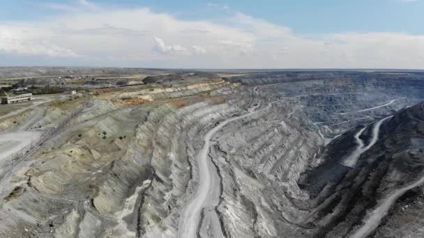 Vista aérea da grande pedreira industrial para a extracção de minério de ferro — Vídeo de Stock