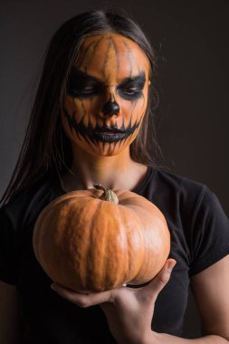 Korkunç bir makyaj Halloween balkabağı siyah bir zemin üzerine onuruna bir kız portresi