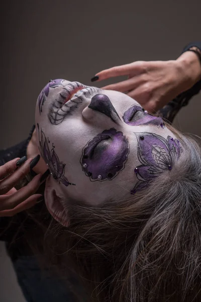 Närbild porträtt av en flicka med en död mans make-up för Halloween — Stockfoto