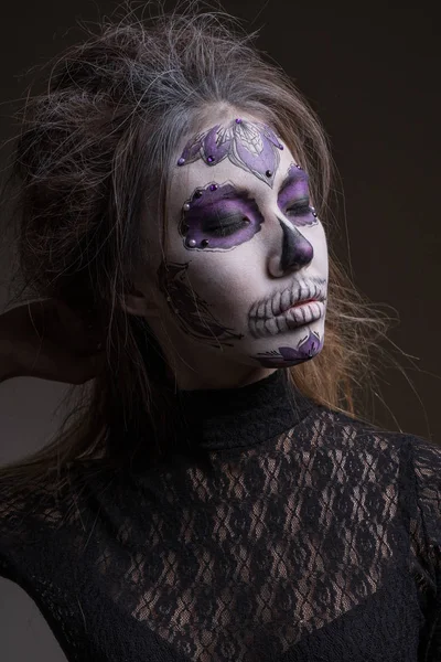 Porträtt av en flicka med en make-up död man på Halloween. — Stockfoto