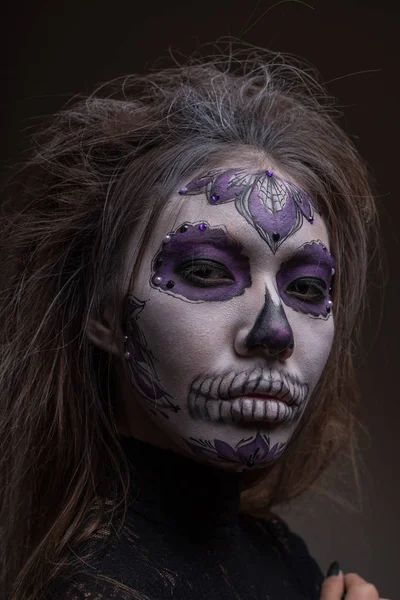 Retrato de una chica con un hombre muerto de maquillaje en Halloween. —  Fotos de Stock