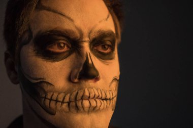 Bir kafatası makyaj için Halloween siyah bir zemin üzerine olan genç bir adam portresi