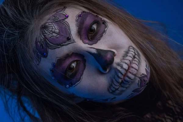 Närbild porträtt av en flicka med en död mans make-up för Halloween — Stockfoto