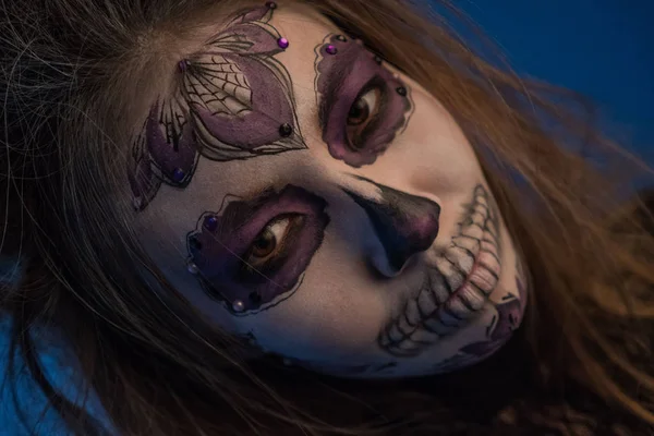 Close-up πορτρέτο του ένα κορίτσι με ένα νεκρό επανδρώνει make-up για τις Απόκριες — Φωτογραφία Αρχείου
