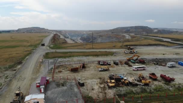 Vista aérea de estacionamiento de camiones. Minería industrial cantera, minería de hierro — Vídeos de Stock