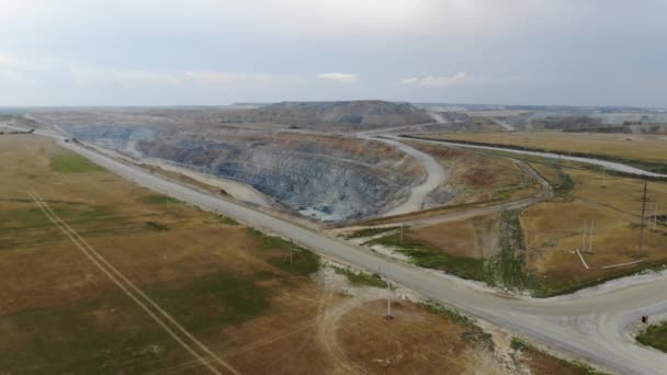 Panoramiczny widok z powietrza krajobrazu wsi. Przemysłowe kamieniołomu do wydobycia rudy żelaza — Wideo stockowe