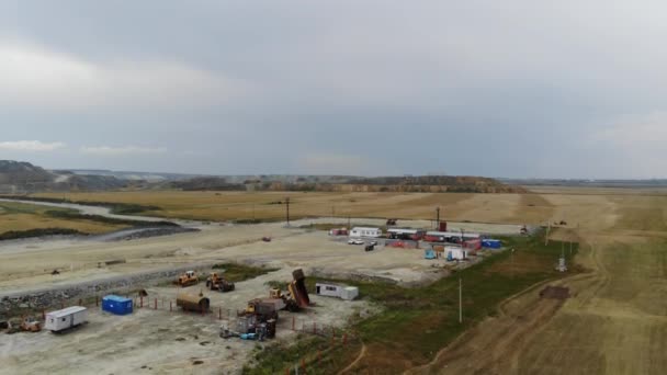 Estacionamento vista aérea de caminhões. Pedreira de minério industrial, mineração de ferro — Vídeo de Stock