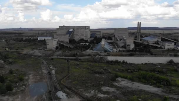 4k Vue aérienne d'une usine industrielle avec de hauts bâtiments et tuyaux . — Video