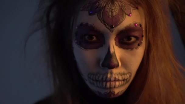 4 k porträtt skott av en ung flicka med en död mans mask på Halloween semester — Stockvideo