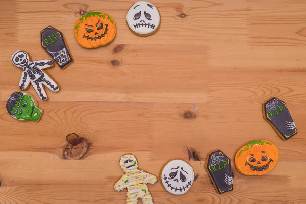 Snack dolci sul tavolo sotto forma di fantasmi, zombie, sorrisi di zucca e bare. Prepararsi per una festa di Halloween — Foto Stock
