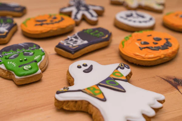 Zbliżenie z Halloween cookies w formie liczby ghost, dynie, zombie. Halloween party słodycze — Zdjęcie stockowe