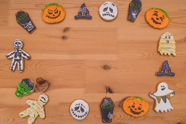Sweet snacks on the table in the form of ghosts, zombies, pumpkin smileys and coffins. Preparing for a Halloween party — Stock Image Sweet snacks on the table in the form of ghosts, zombies, pumpkin smileys and coffins. Preparing for a Halloween party Royalty Free Stock Images