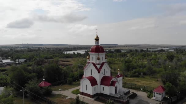 4 k-luchtfoto van de prachtige christelijke kerk tempel. Het platform. Religie. — Stockvideo