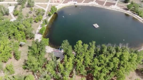 4k Hermosa vista aérea del lago esmeralda claro en el parque de la ciudad — Vídeo de stock