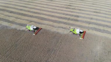 Havadan görünümü. Bir buğday alan, tarımsal adet eser bulunmaktadır. Sonbaharda yem hasat biçerdöverler. Tarım