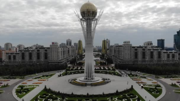 4k celkový plán středem hlavního města Astana. Letecký pohled na Bayterek věž. Kazachstán — Stock video