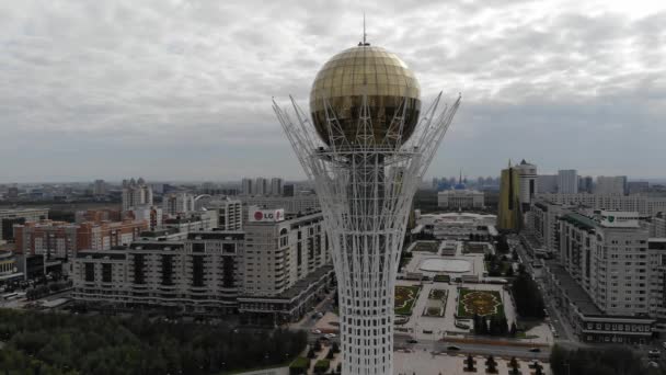4к Центр общего плана столицы, г. Астана. Вид с воздуха на башню Байтерек. Казахстан — стоковое видео