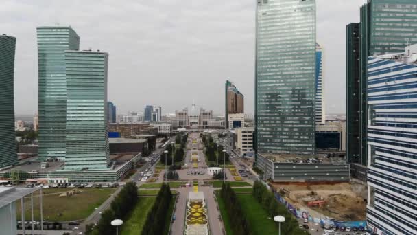 4 k luchtfoto hoge wolkenkrabbers in het centrum van een grote stad — Stockvideo