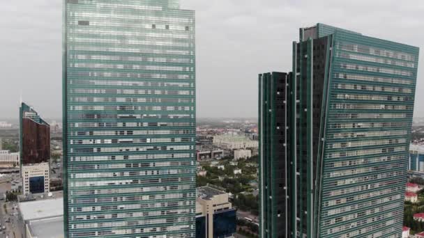 Letecký pohled na výškové budovy, mrakodrapy. Astana, Kazachstán. Expo 2017. — Stock video