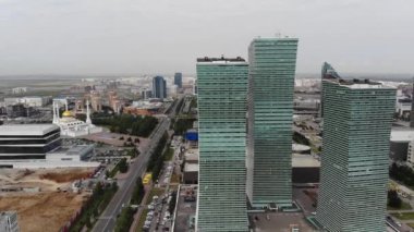 Büyük bir şehir merkezi içinde gökdelenler. İş merkezleri Astana, Kazakistan'ın. Expo 2017