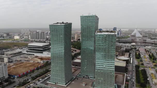 Небоскрёбы в центре большого города. Бизнес-центры в Астане, Казахстан. Expo 2017 — стоковое видео