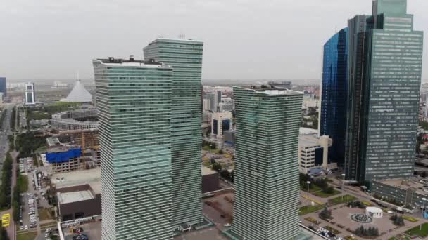 4 k moderne architectuur, bovenaanzicht van het wolkenkrabbers in een grote stad — Stockvideo