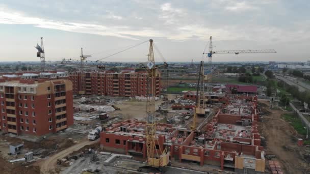 4k Vista aérea de la ciudad. Grúas torre que trabajan en una obra de construcción — Vídeos de Stock