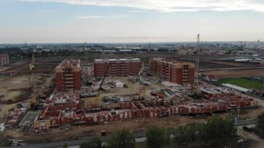 İnşaat alanında, 4 k hava manzara. Evleri inşaatı. Kule vinç.