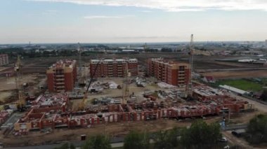 İnşaat alanında, 4 k hava manzara. Evleri inşaatı. Kule vinç.