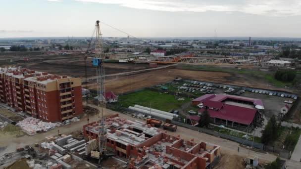 4k Construcción de casas, trabajos de construcción. Vista aérea de la grúa torre de trabajo — Vídeo de stock