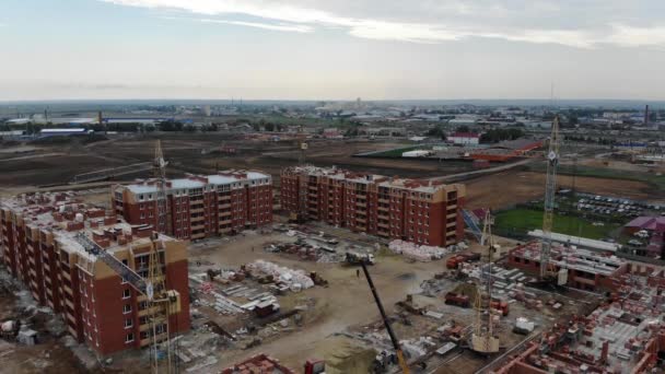 4 k woningbouw, bouwwerkzaamheden. Luchtfoto van de werkende toren kraan — Stockvideo