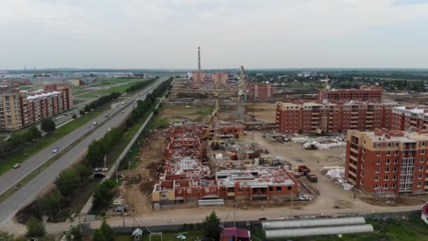 4k O processo de produção de casas de construção. Construção de edifícios residenciais . — Vídeo de Stock