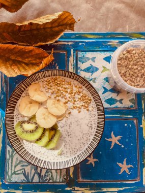 Sağlık Gıda. Vegan gıda. Hindistan cevizi sütü ile Chia tohumlarından yulaf lapası. Sağlıklı yaşam tarzı