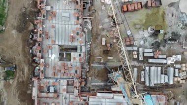 4k kuşlar sıfırdan bir ev inşa görünümü göz. Kule vinç, döşeme bina.
