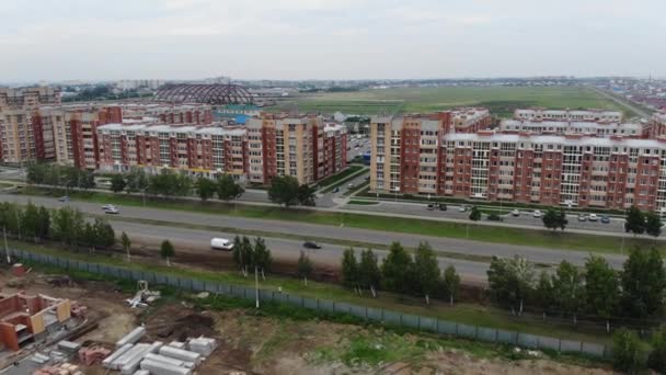 4 k-luchtfoto van de stad. Residentiële gebouwen en snelwegen. — Stockvideo