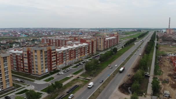 4 k légi kilátás nyílik a városra. Lakóépületek és az autópályák. — Stock videók