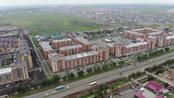 4 k-luchtfoto van de stad. Residentiële gebouwen en snelwegen. — Stockvideo