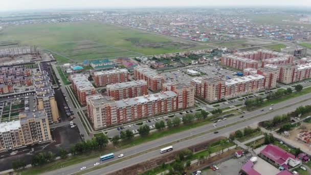 4k Vista aérea da cidade. Edifícios residenciais e rodovias . — Vídeo de Stock