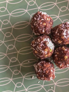 Tahıllar ile Hindistan cevizi pul ile Truffle şekerler. Sağlık Gıda. Fitness Gıda