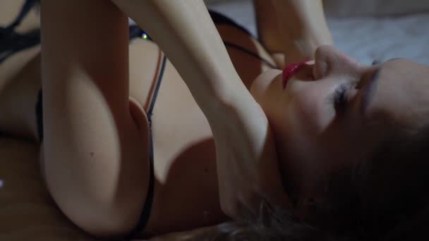 Közeli Kép Szexi Barna Erotikus Bőr Fehérnemű Pihentető Ágyon — Stock videók